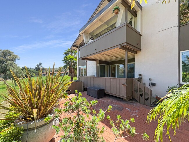 Building Photo - Spacious 2B/2.5BA Townhome w/ Stunning Vie...