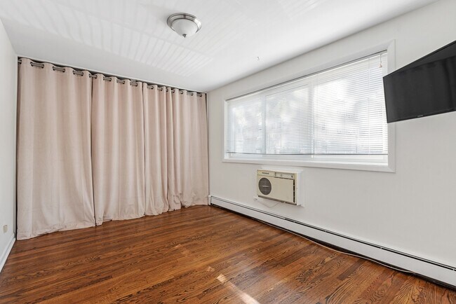 Building Photo - 1921 Harrison St