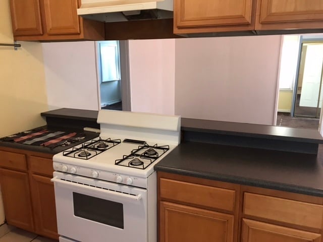 Stove in Kitchen - 5362 Monroe St