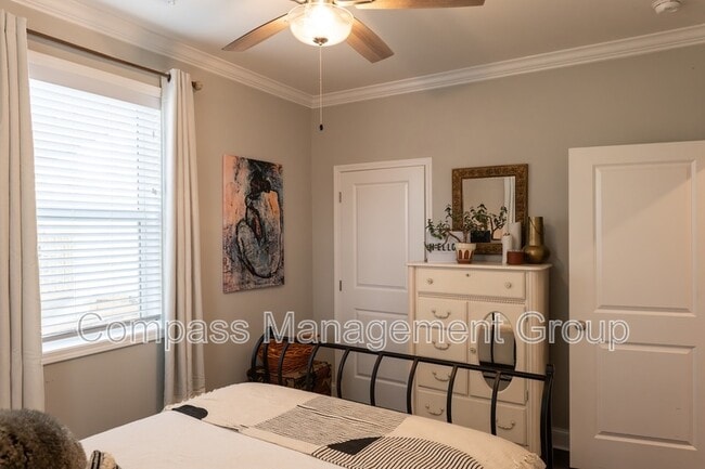 Building Photo - 933 E Churchwell Ave