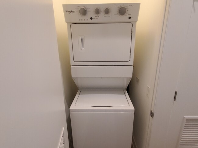 Building Photo - 1023 N Ashland Ave