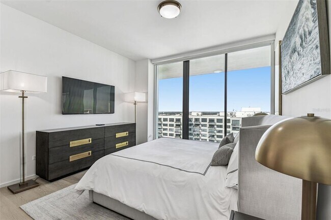 Building Photo - 1000 Water St