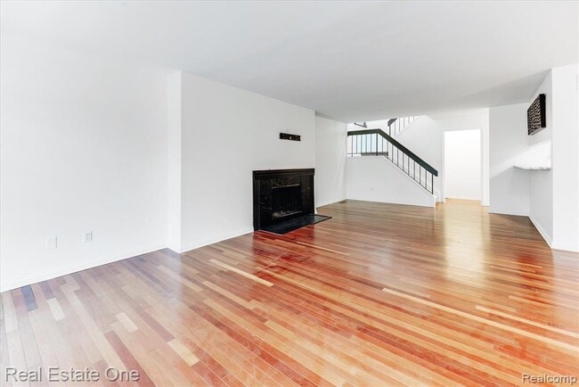 Building Photo - 1631 S Hill Blvd