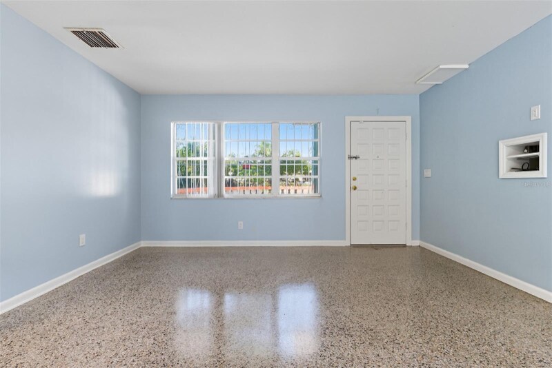 Building Photo - 7101 N Howard Ave