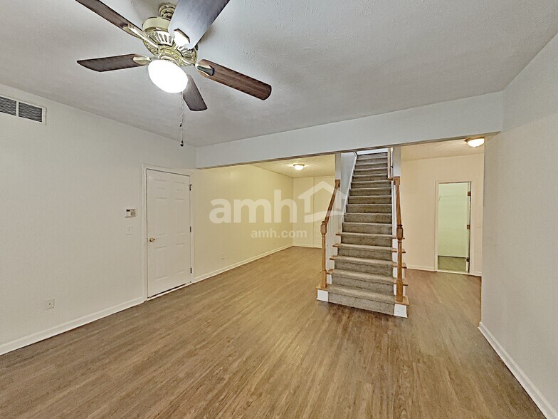 Building Photo - 704 Newcastle Ct