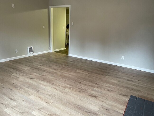 Building Photo - Charming Single-Level Living with Bonus Flex Space & Private Yard