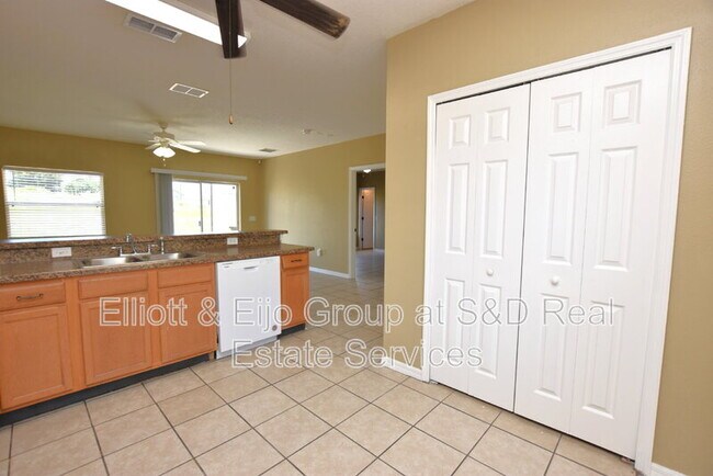 Building Photo - 982 Cumberland Dr