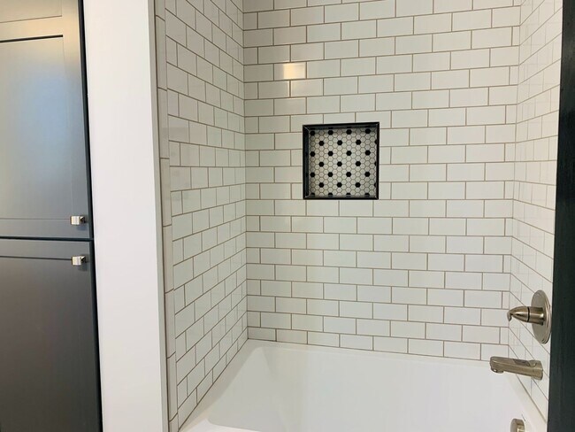 Building Photo - 3 Bedroom 2.5 Bath Just Steps from Franklin Park!!