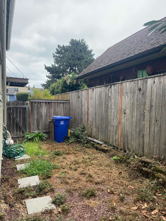 Building Photo - 1 Bedroom, 1 Bathroom Condo with Modern Kitchen and Hardwood Floors