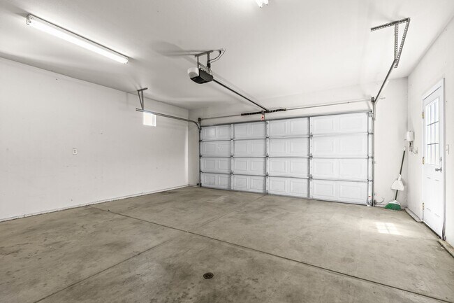 Building Photo - 1459 Yosemite Dr