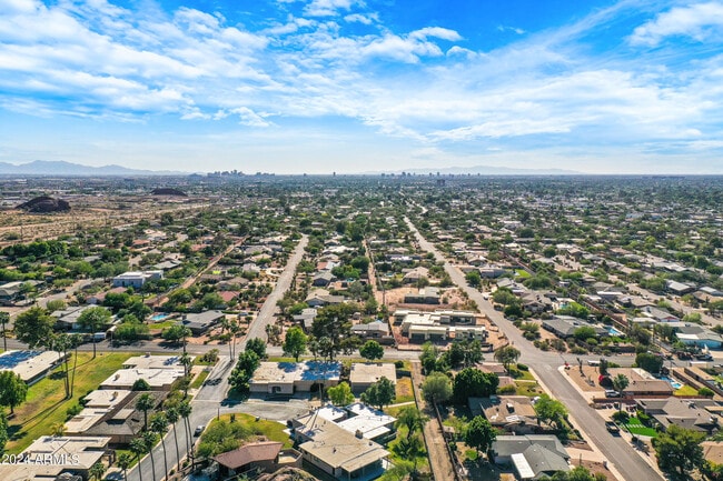 Building Photo - 2514 N 60th Pl