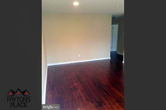 Building Photo - Spacious Single Family home with Huge Back...