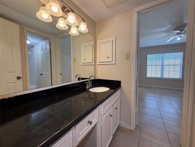 Building Photo - 1223 Augusta Dr