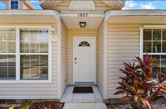 Building Photo - 3 bed 2 bath Townhome