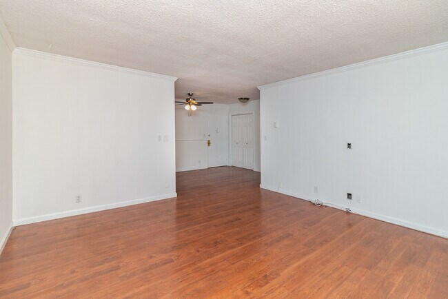 Building Photo - 6199 Canterbury Dr