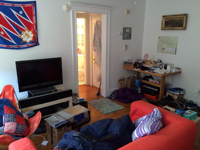 Building Photo - 61 Park Dr