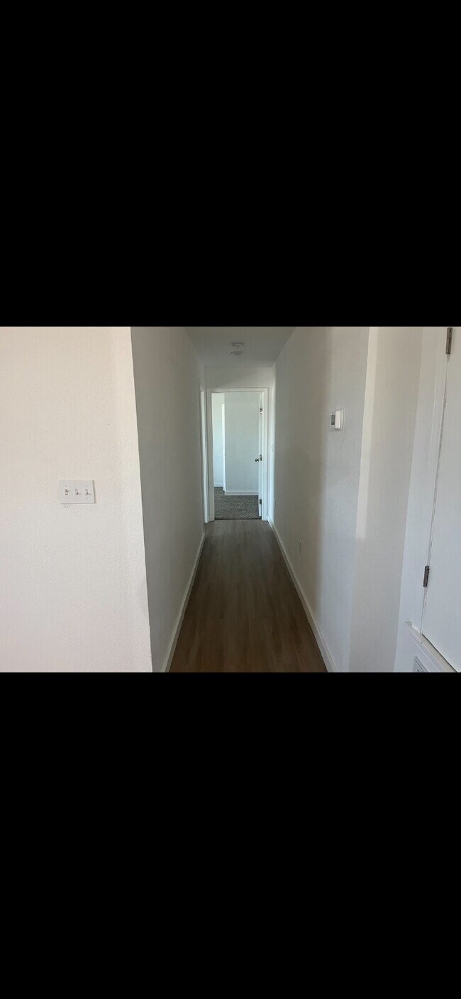 Building Photo - Two Bed/One Bath with Laundry Hook Ups