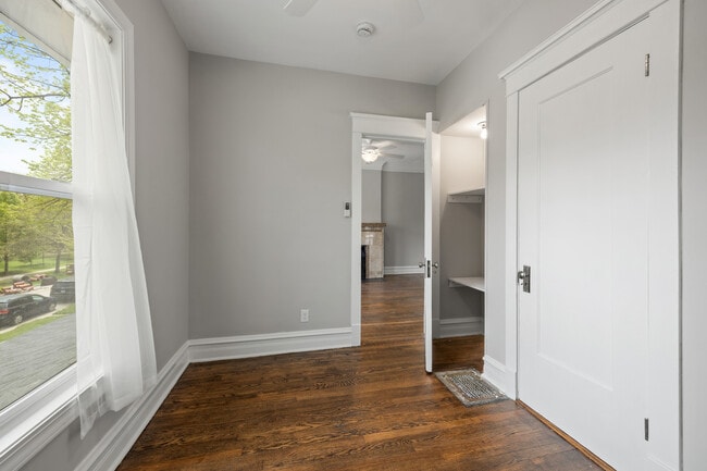 Building Photo - 434 N Pine Ave