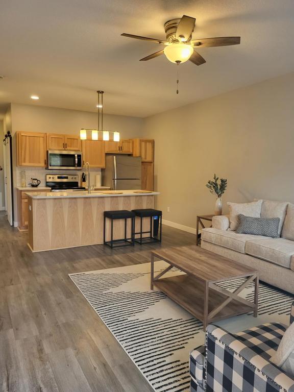 Building Photo - 480 Division St