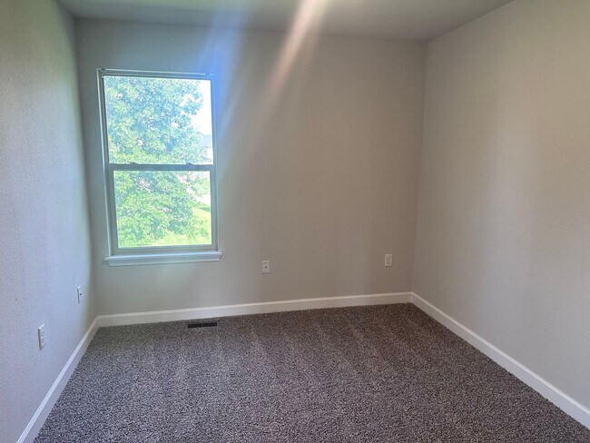 Building Photo - 3 Bed | 2.5 Bath | 2 Car Garage Townhome in Grain Valley w/ Special