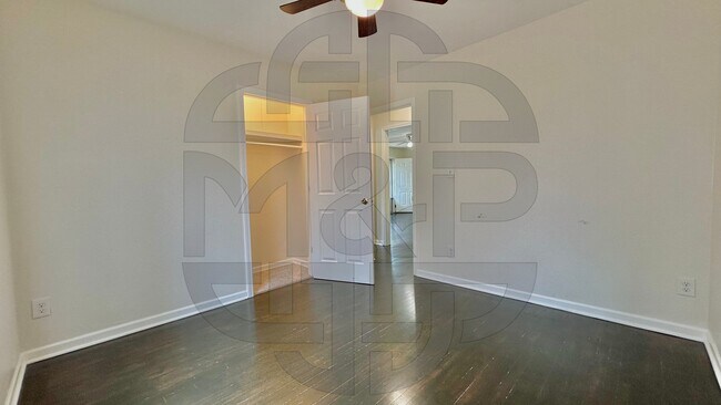 Building Photo - 1102 N Crestway St