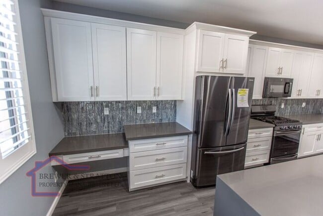 Building Photo - 391 S 163rd Dr - 4BR, 2BA - Sarival/Van Buren