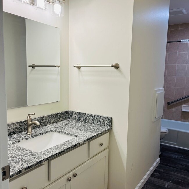 Building Photo - Beautifully remodeled 3 bedroom, 2 bath duplex in Royal Oaks Neighborhood