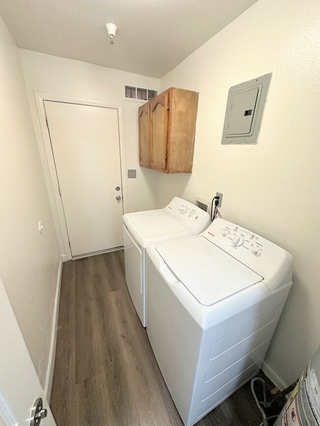 Building Photo - *SECTION 8 ONLY* Cute 2bd/1ba duplex with parking and all the appliances!