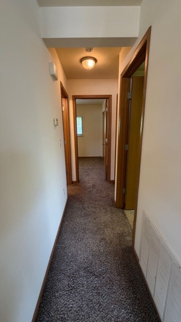 Building Photo - 21 Village W Ct