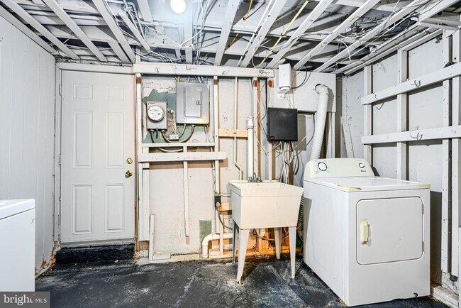 Building Photo - 165 Hampshire Rd