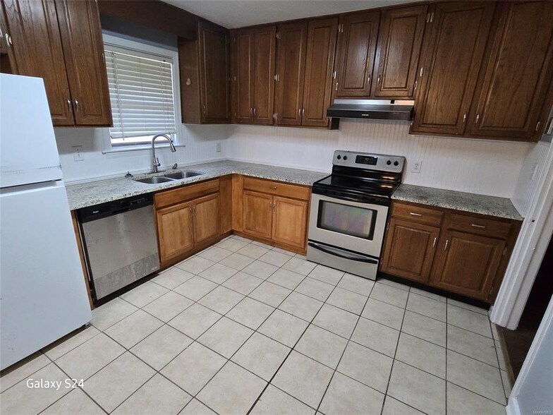 Building Photo - 2141 Meadowlane Dr