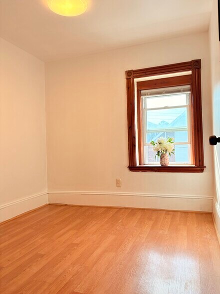 small bedroom - 31 Temple St