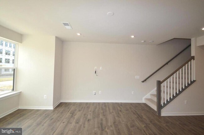 Building Photo - 13518 Sayward Blvd