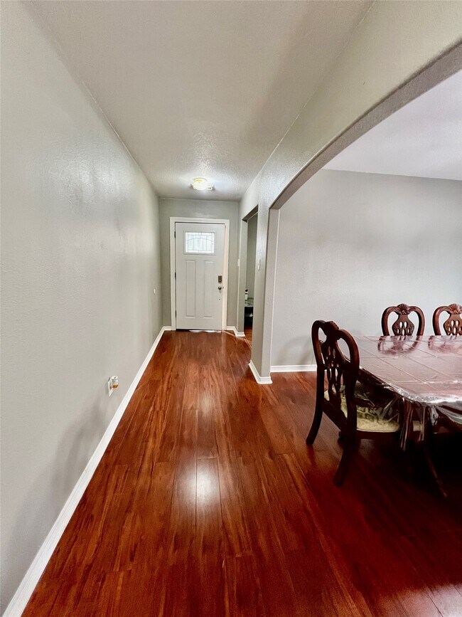 Building Photo - 9610 Serenata Ct