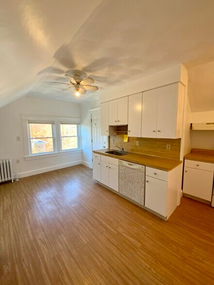 Building Photo - 1032 Hope St