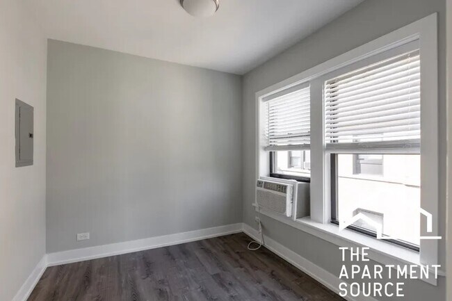 Building Photo - 709 W Brompton Ave