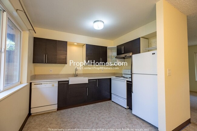 Building Photo - Two Bedroom Charmer in the Heart of Oregon City - Garage Included!