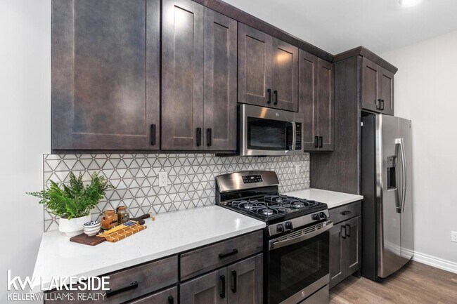 Building Photo - 8511 Valley Dr