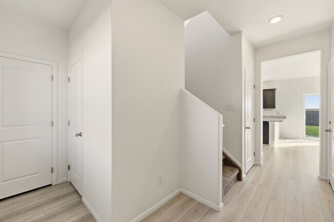 Building Photo - 3 Bedroom 2.5 Bathroom House With Great Vi...