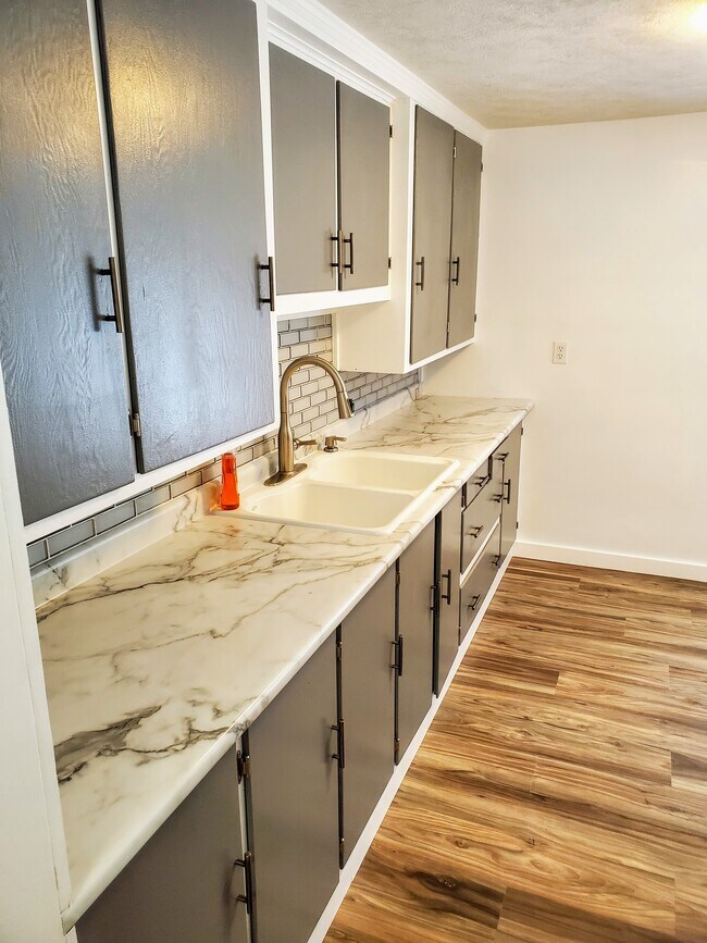 Kitchen - 624 E Lewis St