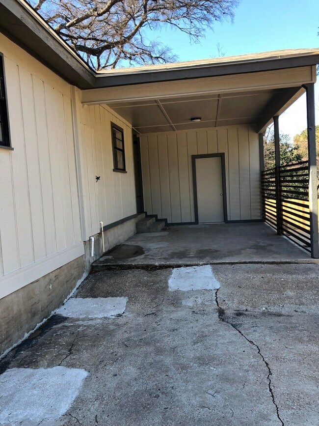 Building Photo - 3bed/1.5bath w/ Carport