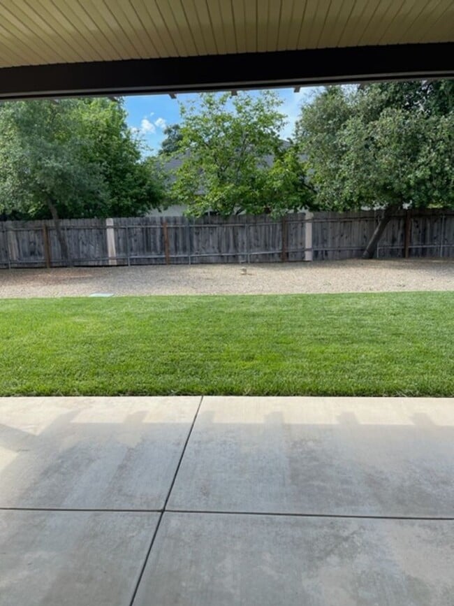 Building Photo - 3 Bedroom Home in Mistletoe Neighborhood