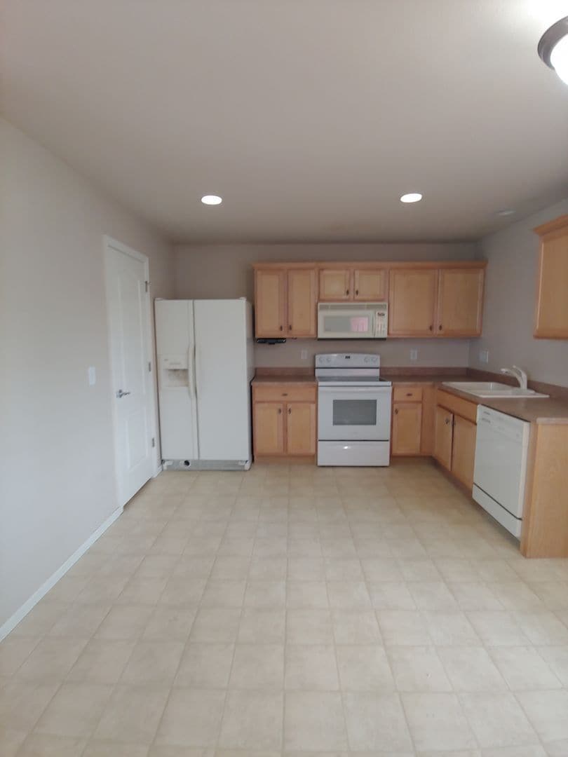 Building Photo - 392 Montgomery Dr