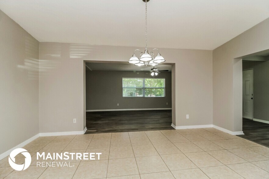 Building Photo - 6007 Oakcrest Cir