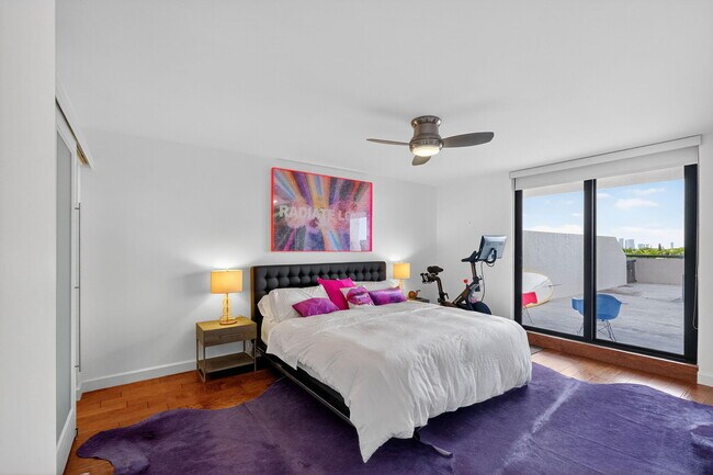 Building Photo - 2555 Collins Ave