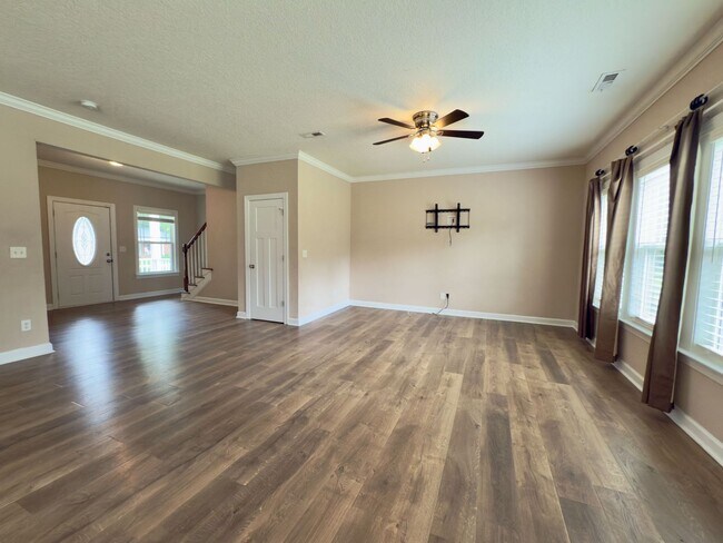 Building Photo - Newer Home