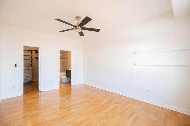 Building Photo - 680 N Green St