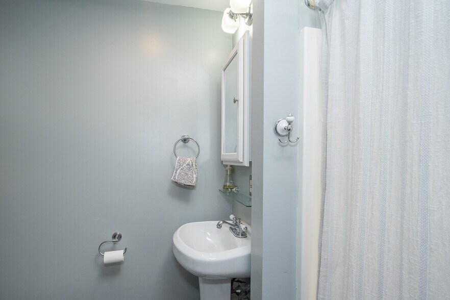 Building Photo - 2747 Harper St