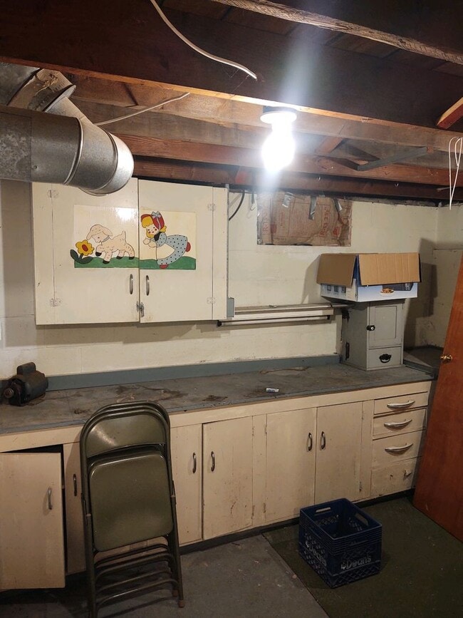 Building Photo - Adorable Home in Cadillac on Clam Lake Gre...