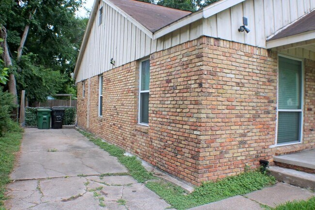 Building Photo - 8241 Glenview Dr